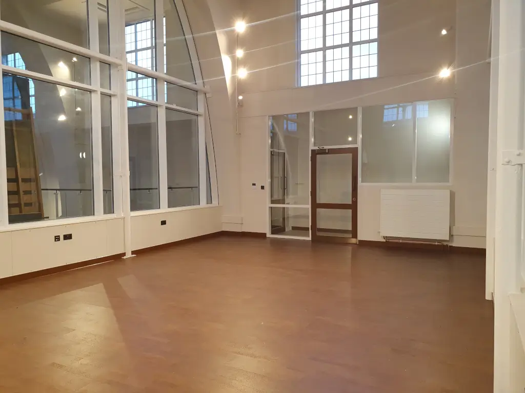 Spacious event space with high ceilings, perfect for meetings and gatherings.