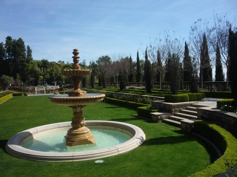Balcony at Greystone Mansion: elegant outdoor venue with fountain, perfect for weddings.