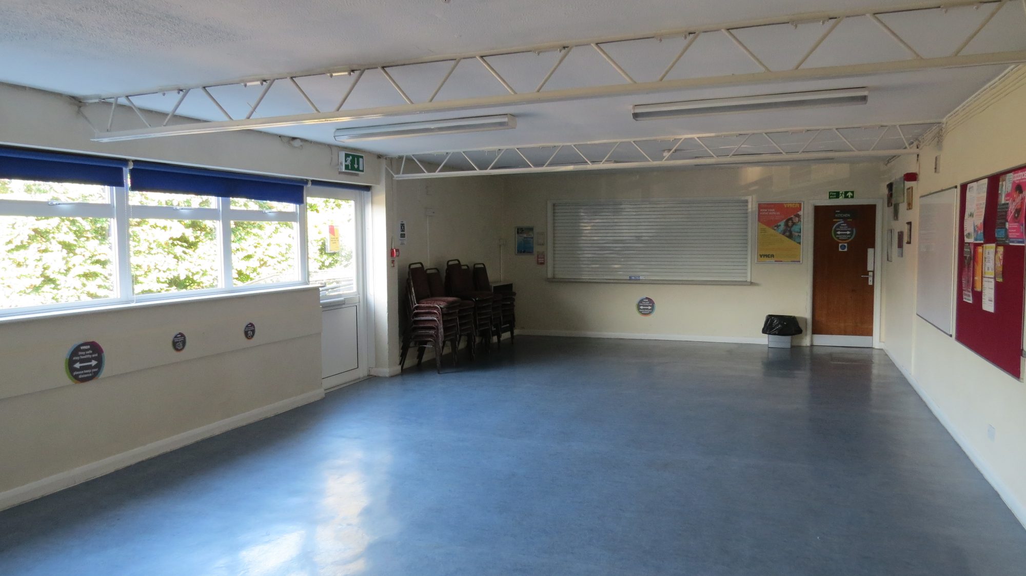 Versatile meeting room with natural light, ideal for workshops and gatherings.