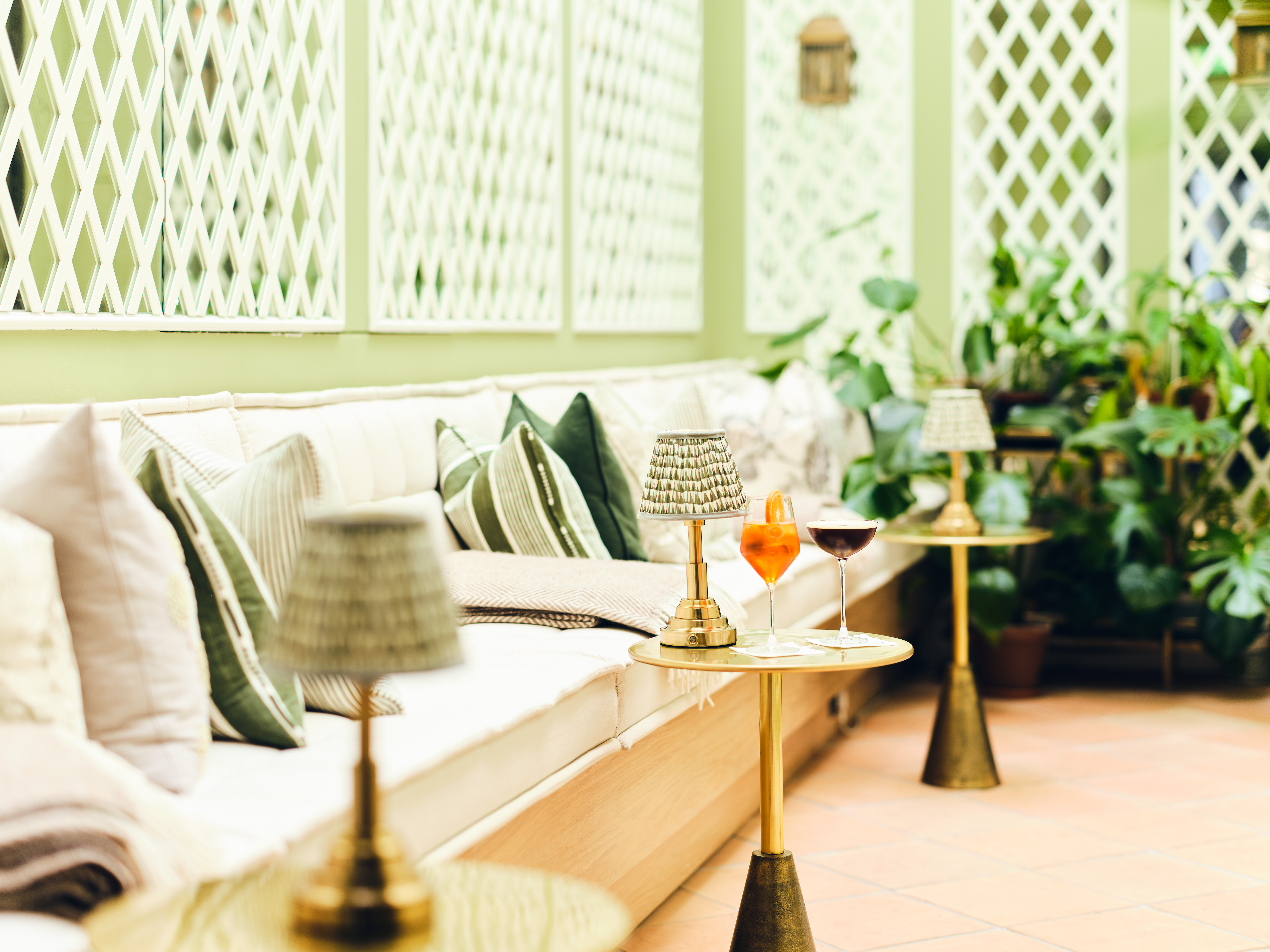 Elegant Lounges - 1zyps3fjbls.jpg