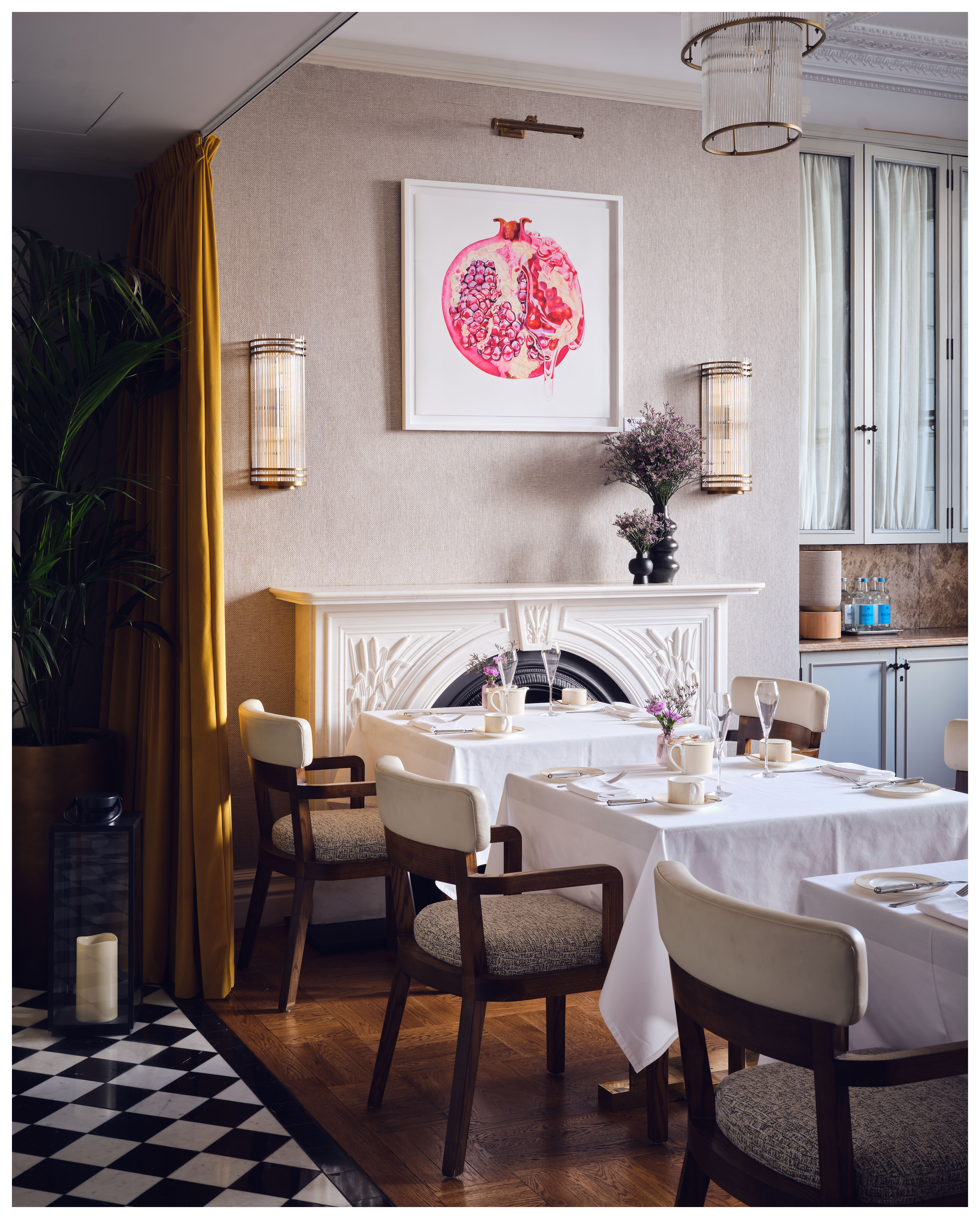 Elegant dining space with soft colors, ideal for intimate meetings and small events.