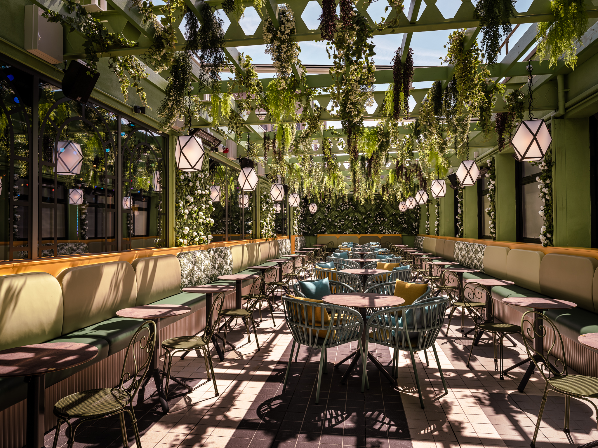 Swingers West End outdoor venue, greenery, cocktail reception, networking event