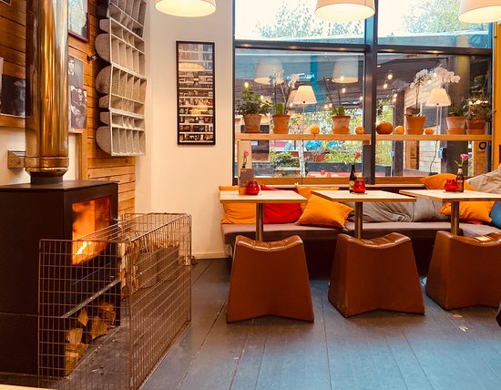 Cozy pub meeting space with warm lighting, ideal for informal gatherings and brainstorming.