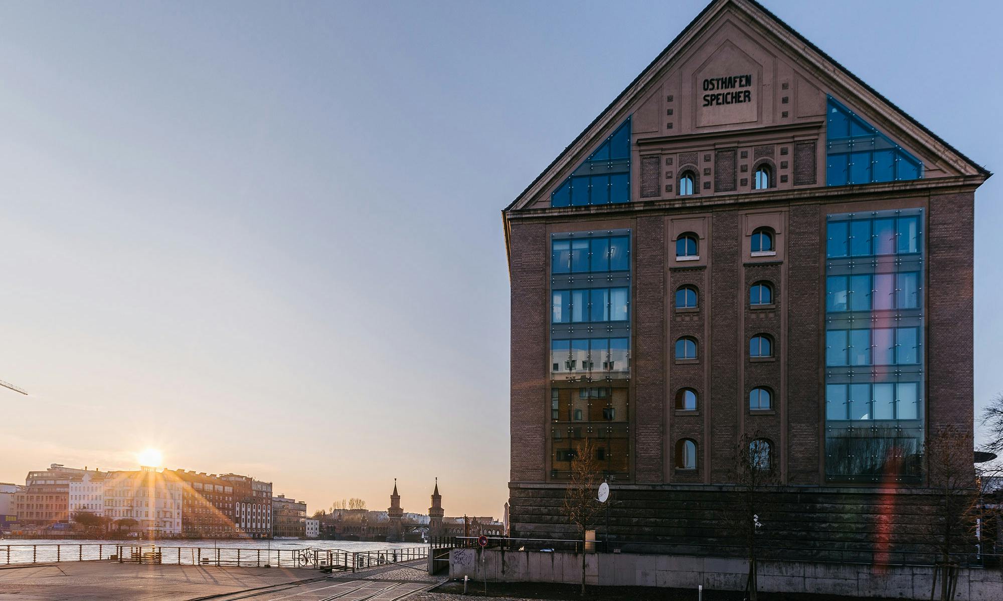 Vorraum/Innenhof at TABULA RASA: unique venue with waterfront views for events.