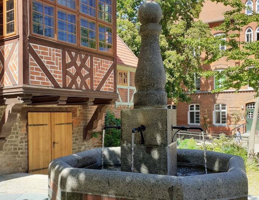 1Innenhof mit Brunnen einst Drehort für ...