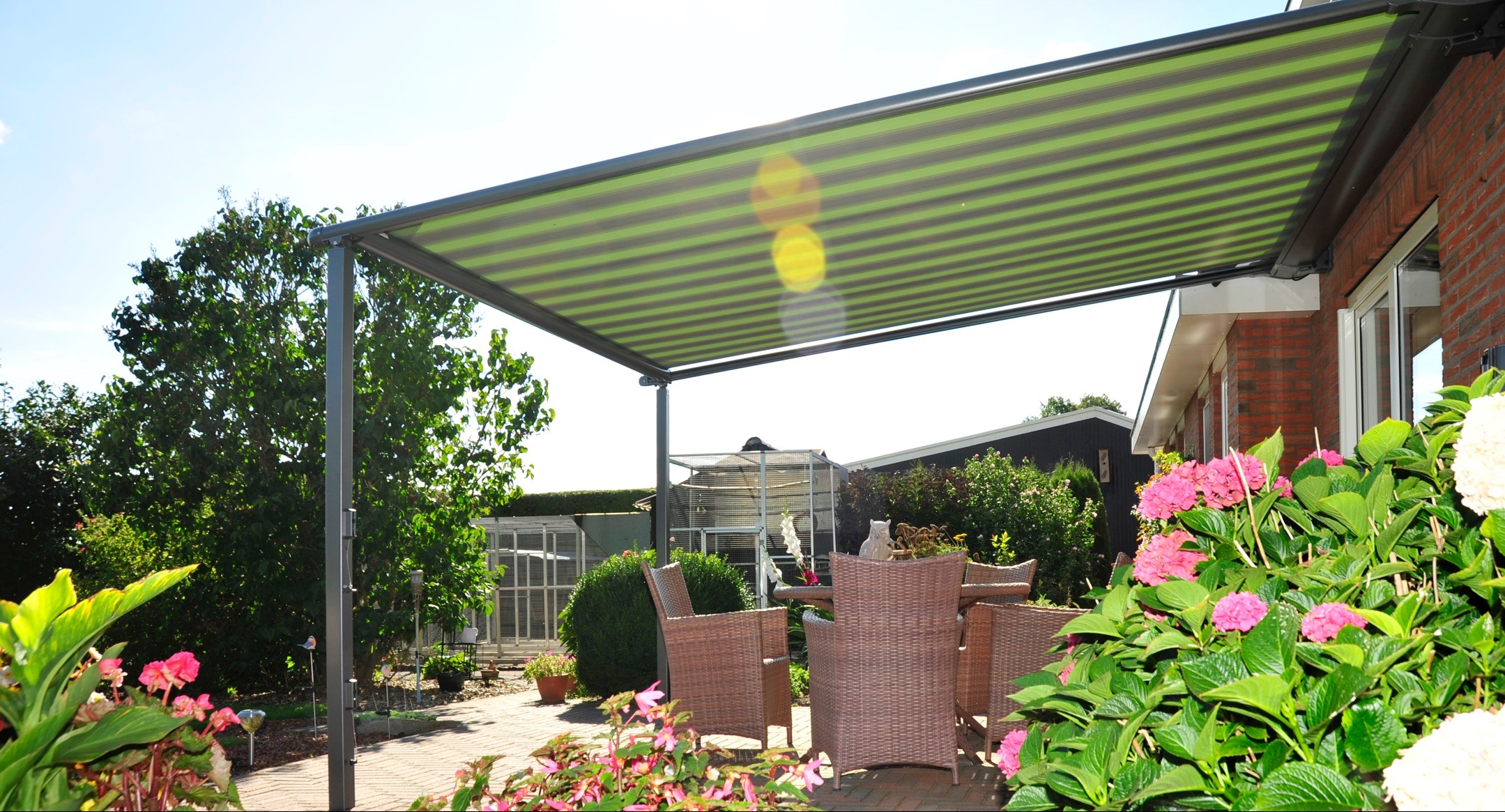 Große Terrasse mit Pergola für entspannte Meetings und Events in TABULA RASA.