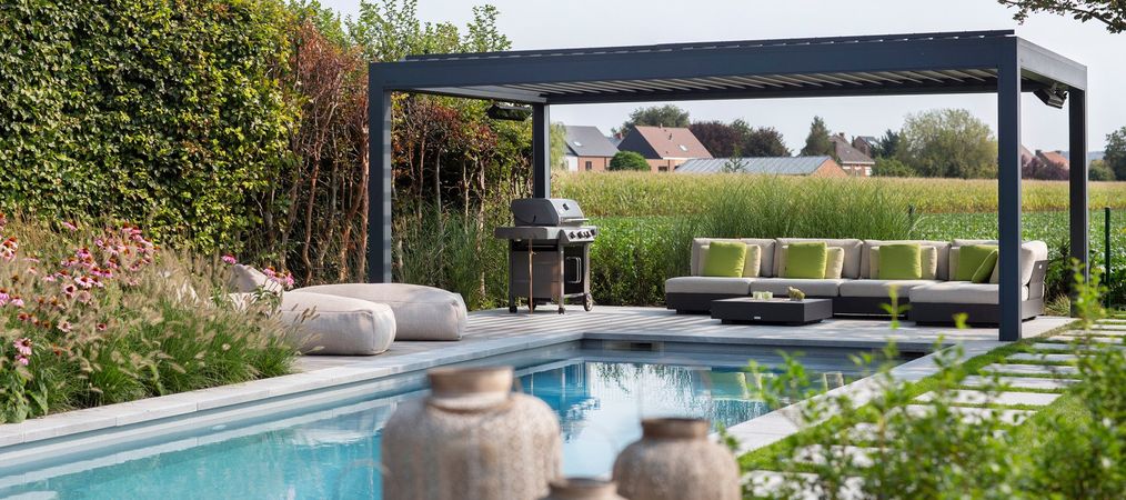 Große Terrasse mit Pergola, ideal für Sommer-Events und informelle Treffen.