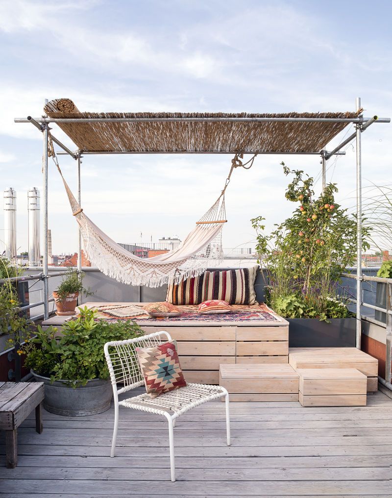 Stylish rooftop terrace with hammock and greenery for casual gatherings in TABULA RASA.