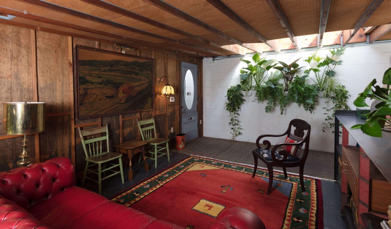 Cozy Green Room at SmogShoppe with rustic walls, ideal for meetings and gatherings.