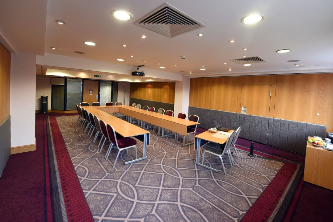 Meeting room in Leonardo Royal Hotel Birmingham with projector for professional events.