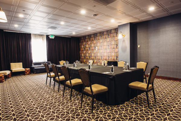 Conference Hall in Vineyard Room with elegant decor, ideal for meetings and workshops.