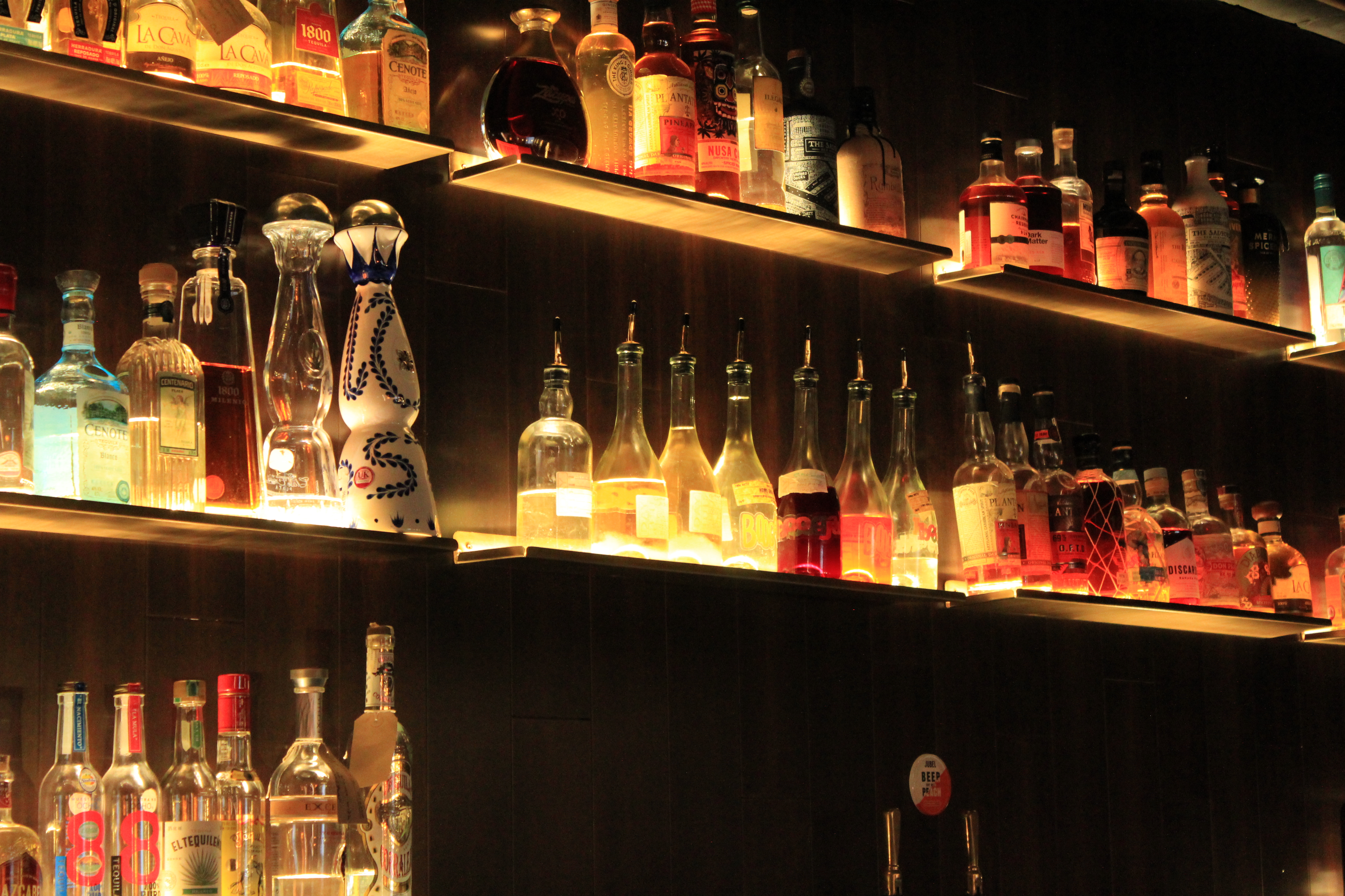 Illuminated bar at BASEMENT in Boogalú, perfect for events and networking.