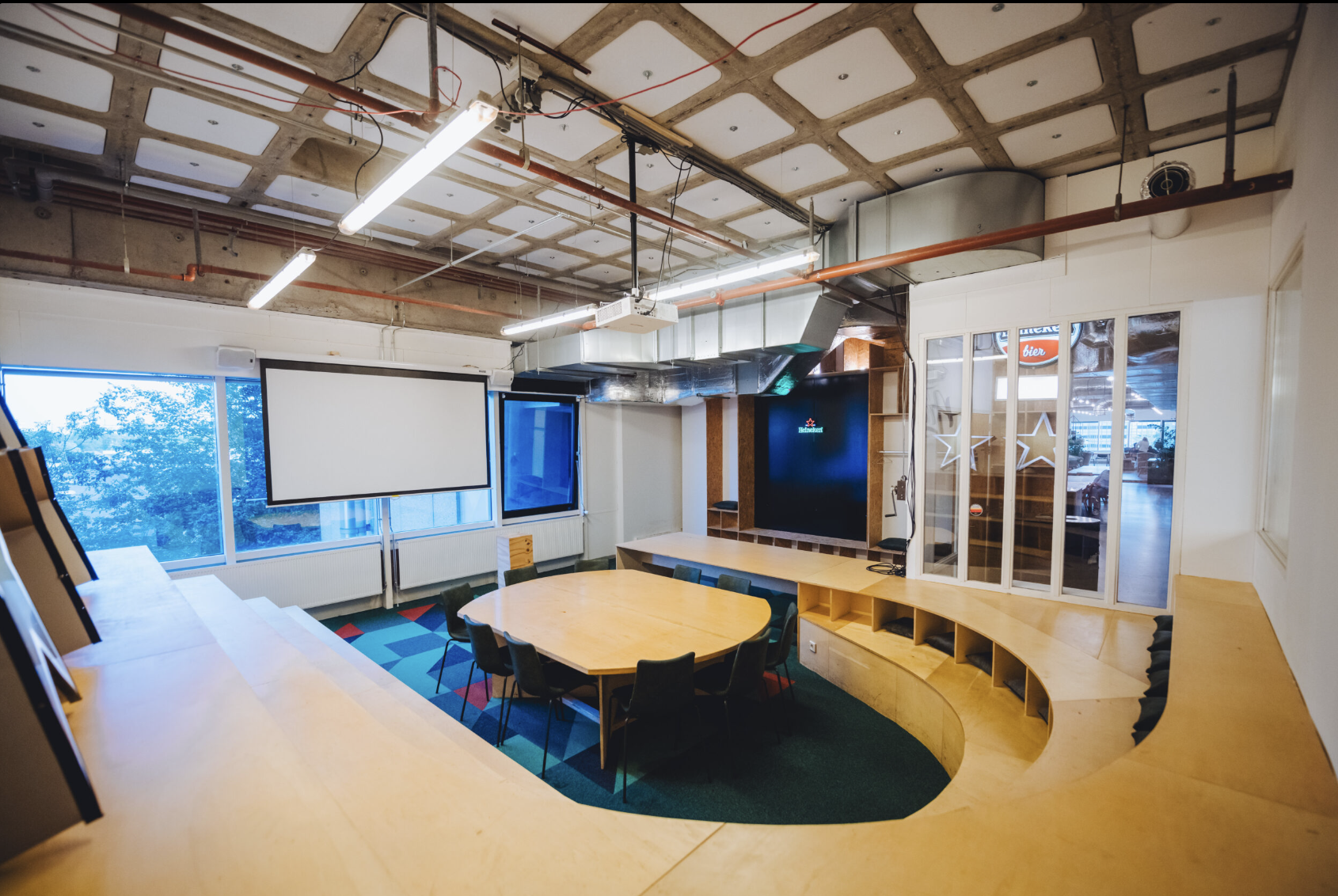 Modern meeting space with circular table and natural light in B. Amsterdam for collaboration.