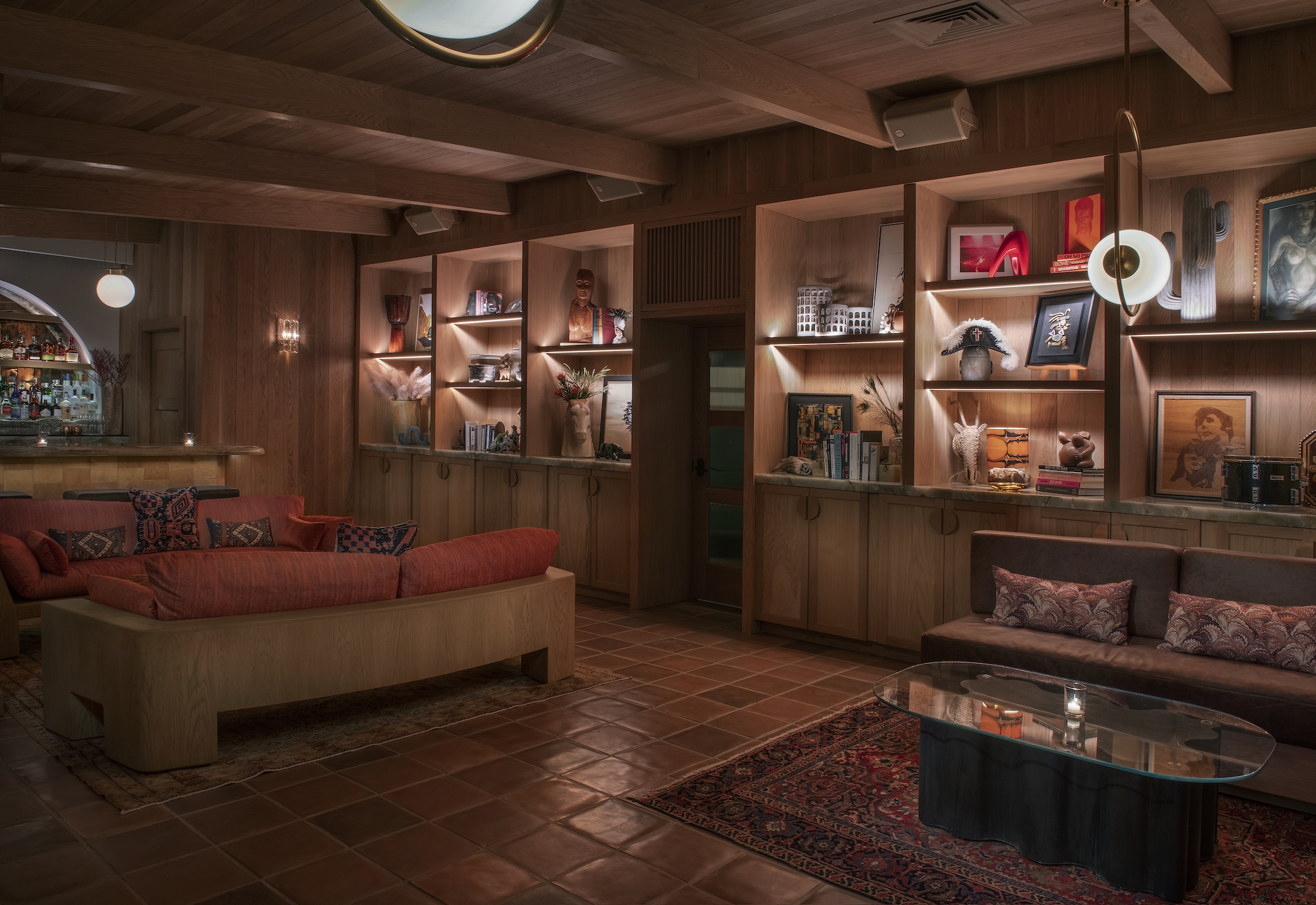 Stylish lounge bar in The Bungalow Long Beach, ideal for networking events and meetings.