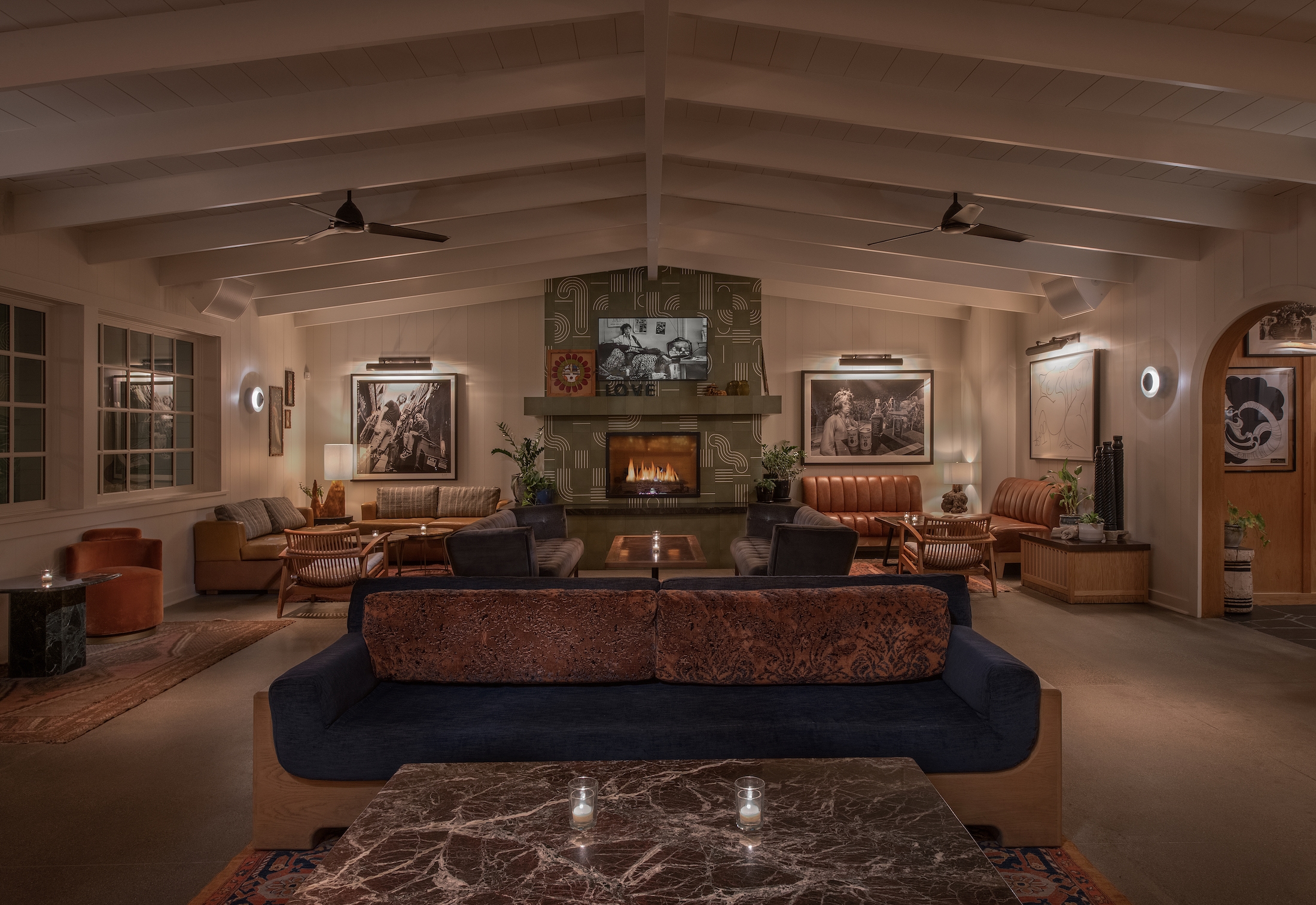 Cozy lounge area in The Bungalow Long Beach, perfect for networking events and meetings.