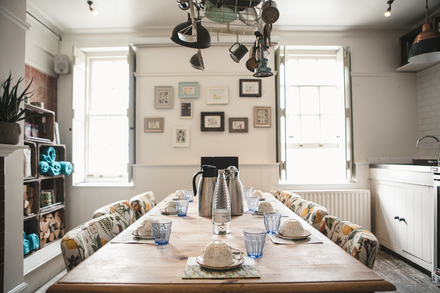 Inviting meeting space with wooden table, ideal for workshops and gatherings.