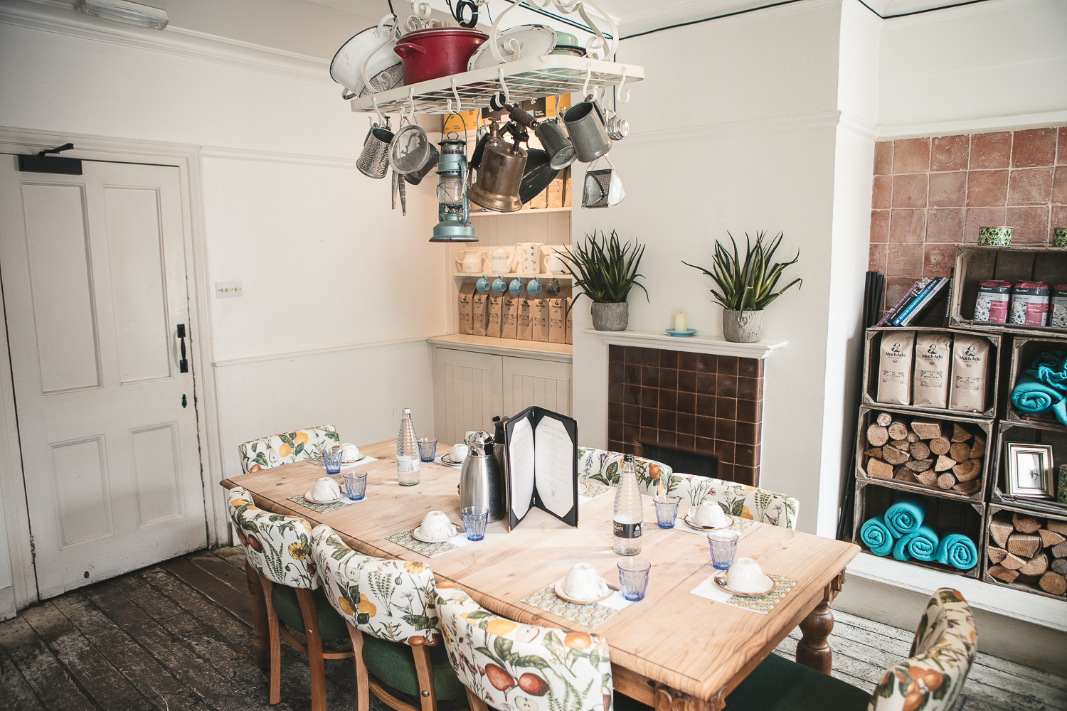 Charming meeting space with rustic tableware for workshops and gatherings.