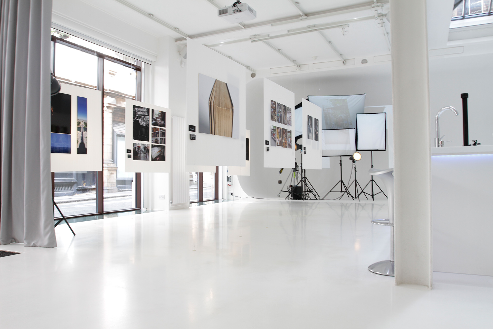 Modern exhibition space with white walls for art showcases and networking events.