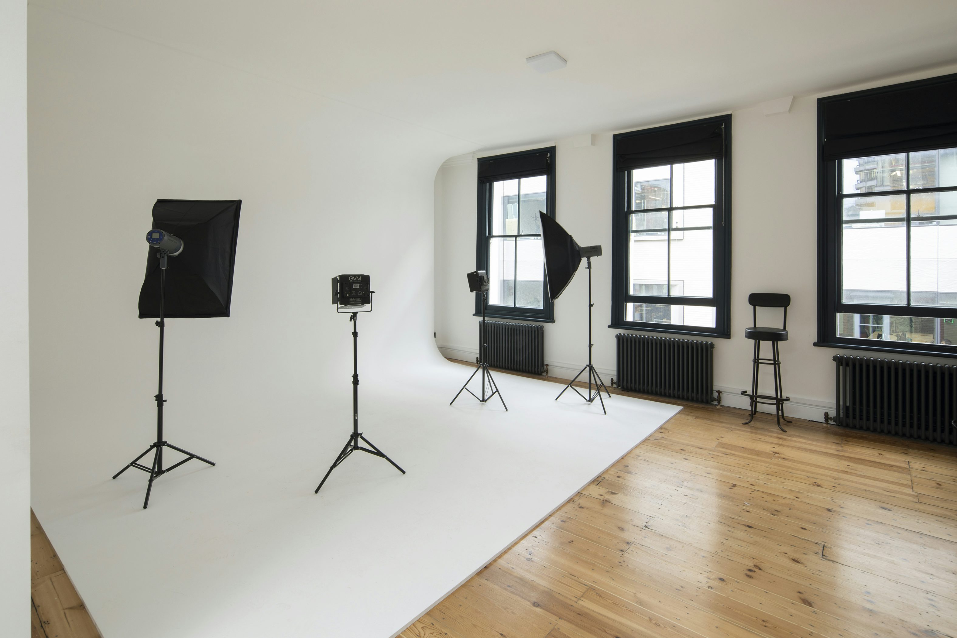 Infinity Cove studio with natural light, ideal for events and photo shoots.