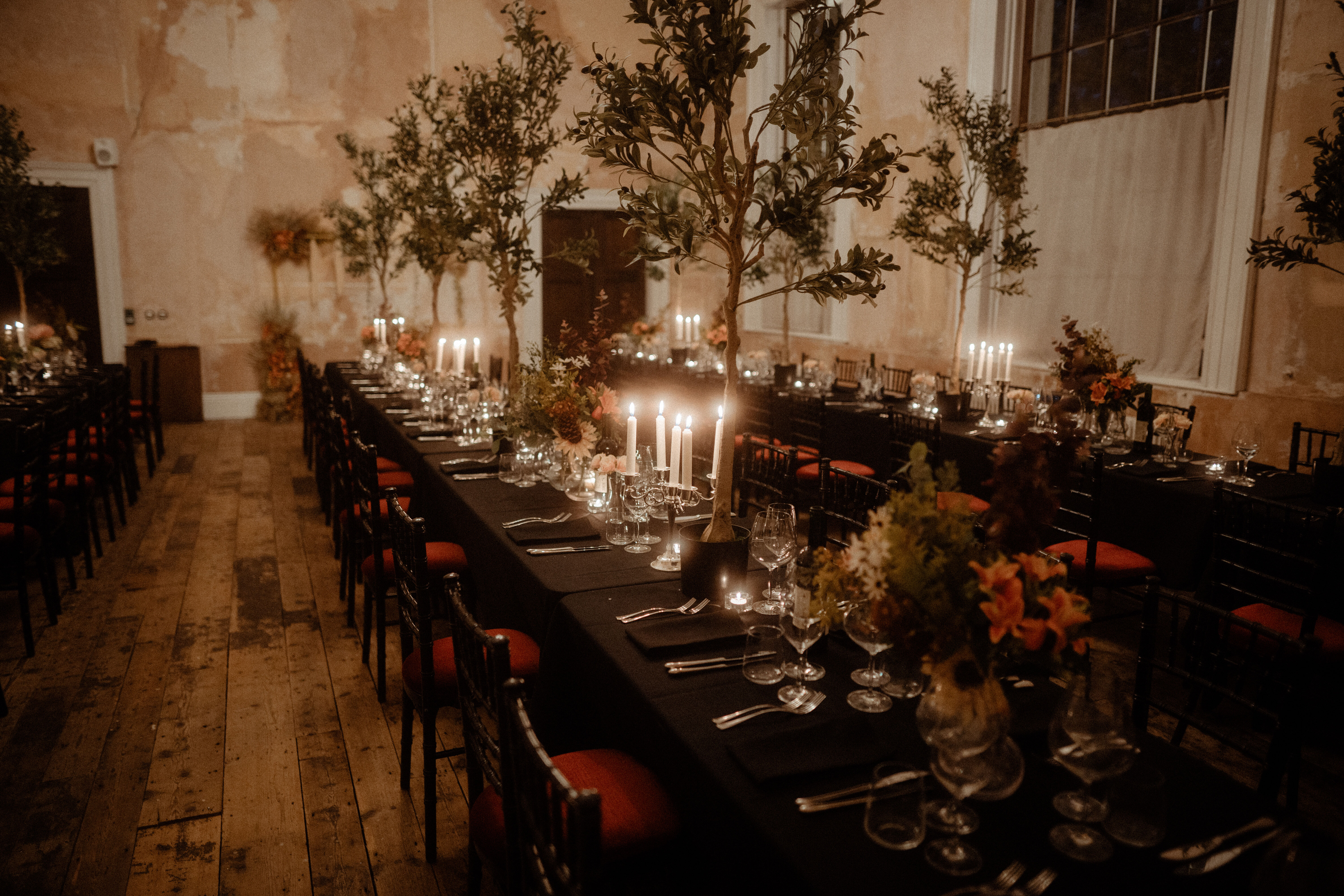 Elegant wedding dining setup with black linens and floral arrangements at Knotel Workclub.