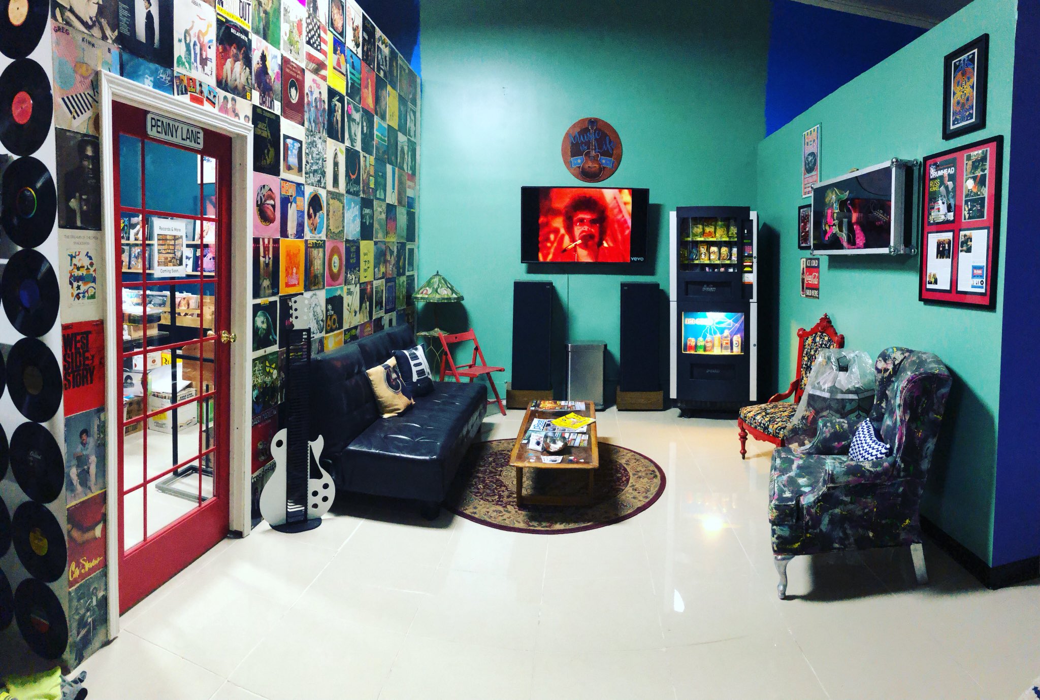 Vibrant lounge area in Grooveworks Studios for creative meetings and networking events.