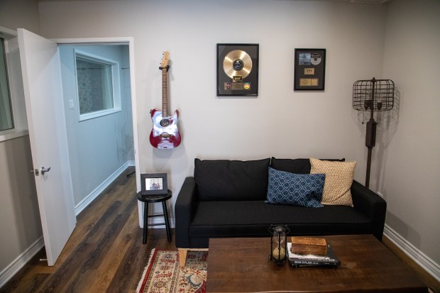 Cozy lounge with sofa and music memorabilia for creative meetings and events.