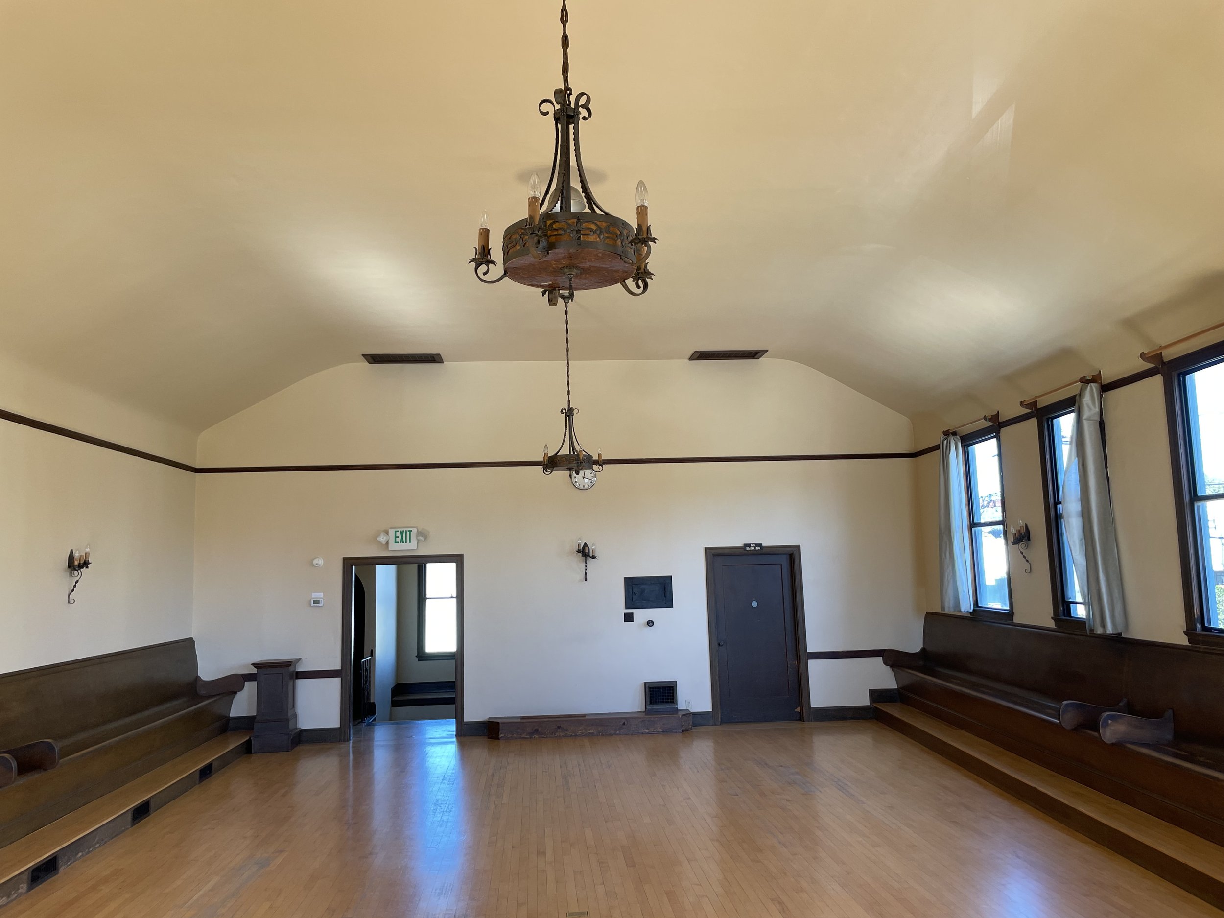 Spacious meeting room with high ceilings, ideal for workshops and gatherings.