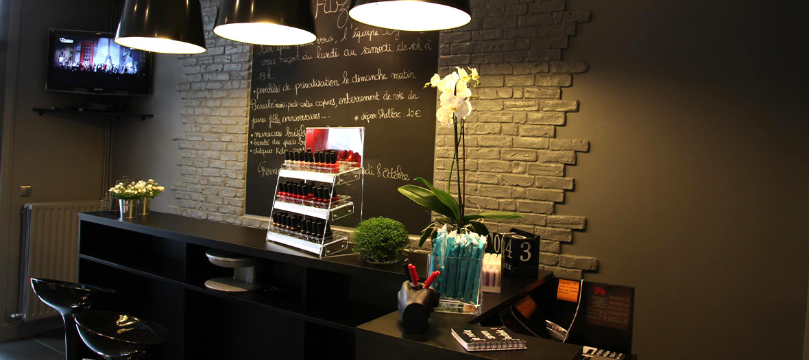 Stylish reception area for product launches with modern decor and elegant lighting.