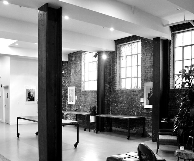 Art gallery with exposed brick walls, ideal for meetings and creative workshops.