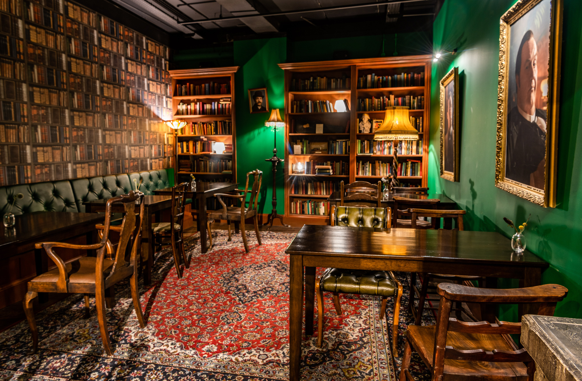 Sophisticated meeting space with green walls, ideal for workshops and brainstorming sessions.