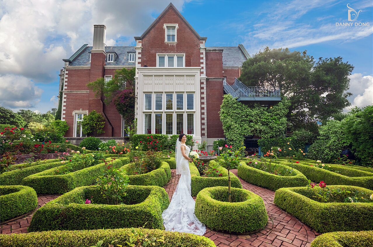 Sprawling lawn at Kohl Mansion, ideal for weddings with lush greenery and elegant architecture.