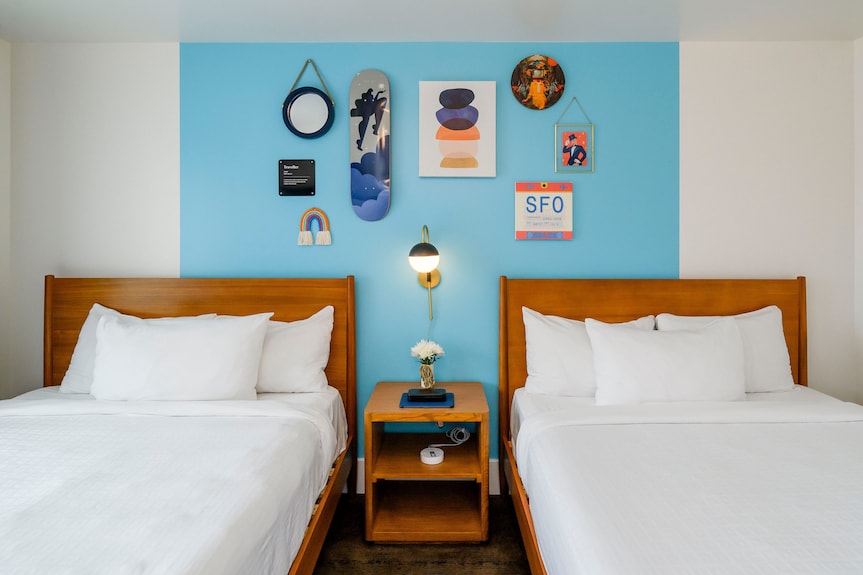 Sundeck at Beck's Motor Lodge with two beds, ideal for events and meetings.