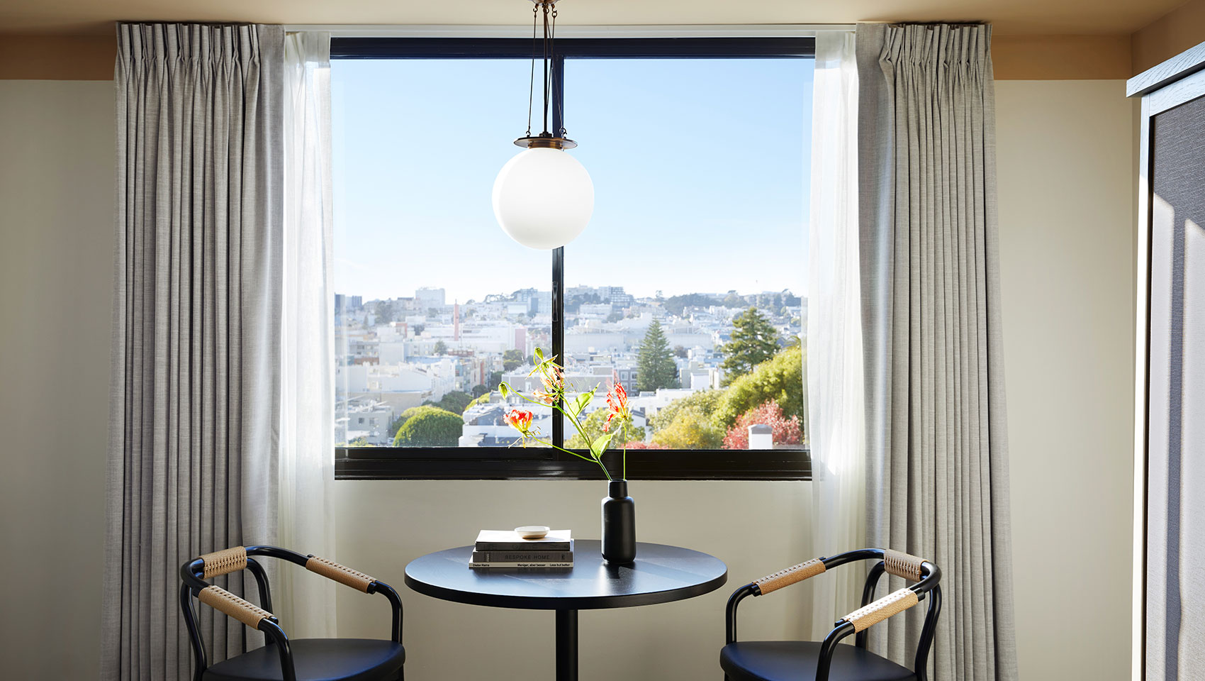 Relaxing courtyard meeting space with round table, ideal for events and brainstorming.