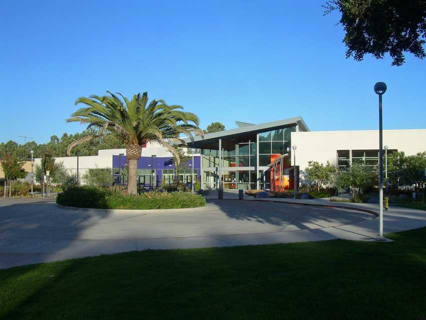 Modern event venue with sleek design, ideal for conferences and workshops in Foster City.