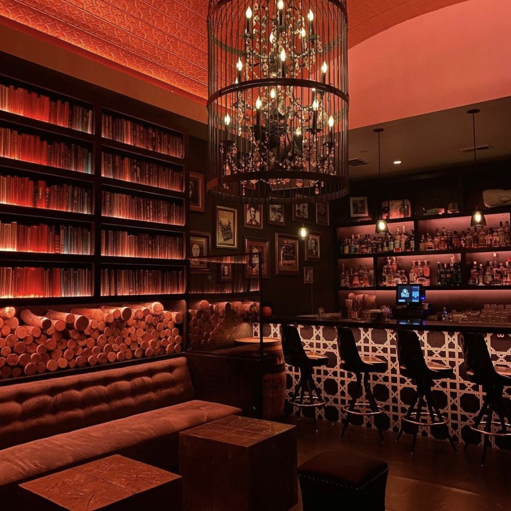 Stylish bar at The Buyout, Amador Club, ideal for cocktail receptions and networking events.