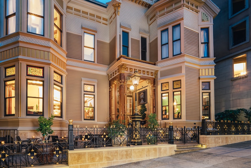 Elegant banquet hall in Mansion on Sutter, perfect for upscale events and intimate gatherings.