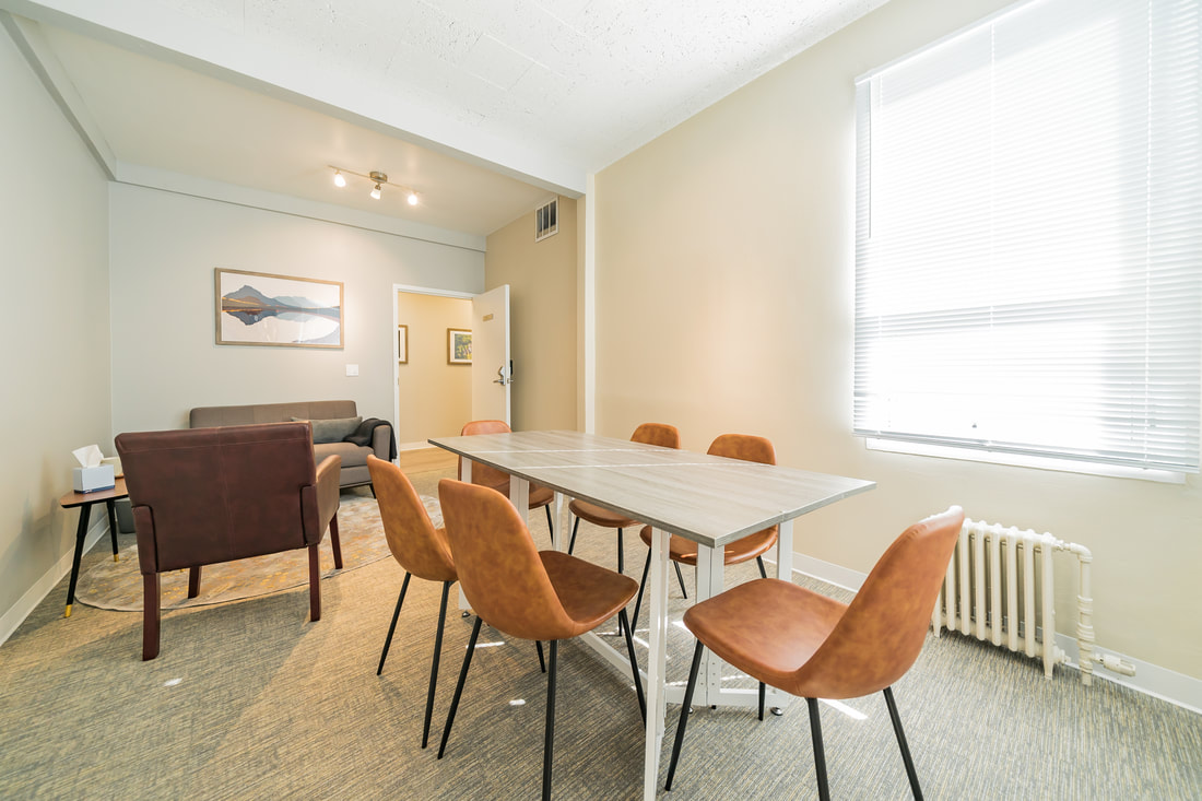 Modern meeting room with natural light, ideal for workshops and team meetings.