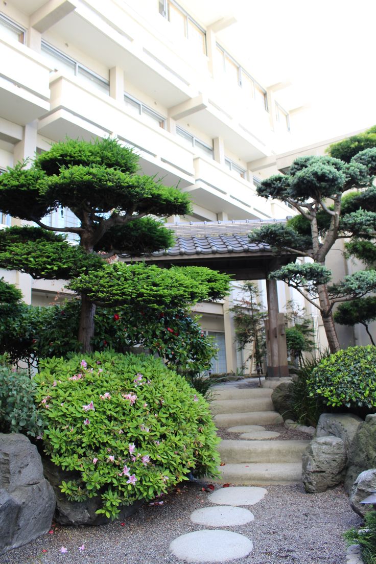 Serene garden at Hotel Kabuki, ideal for outdoor events and meetings.