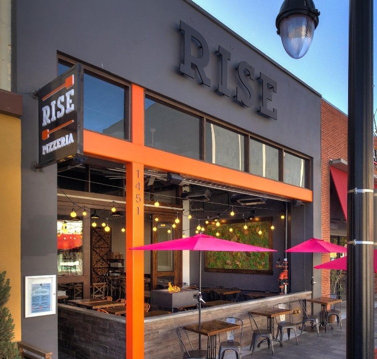 Vibrant outdoor dining at Rise Pizzeria, perfect for casual meetings and gatherings.