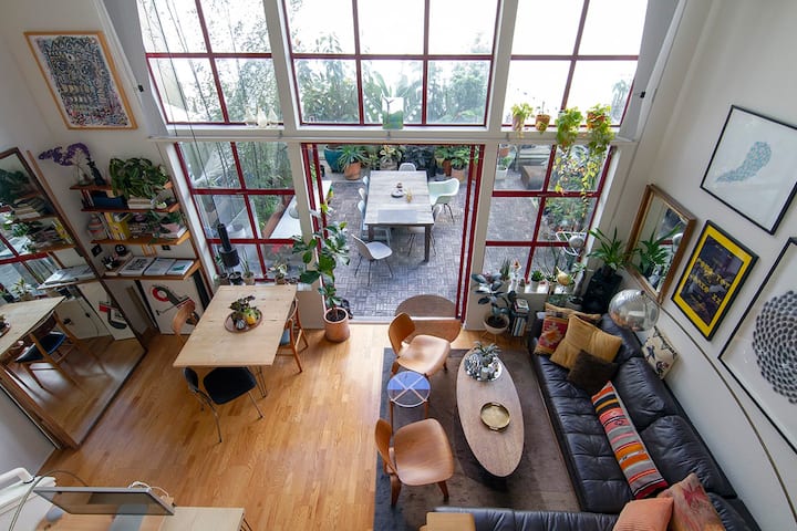 Bright, open Loft in Mission Loft for intimate gatherings and creative meetings.