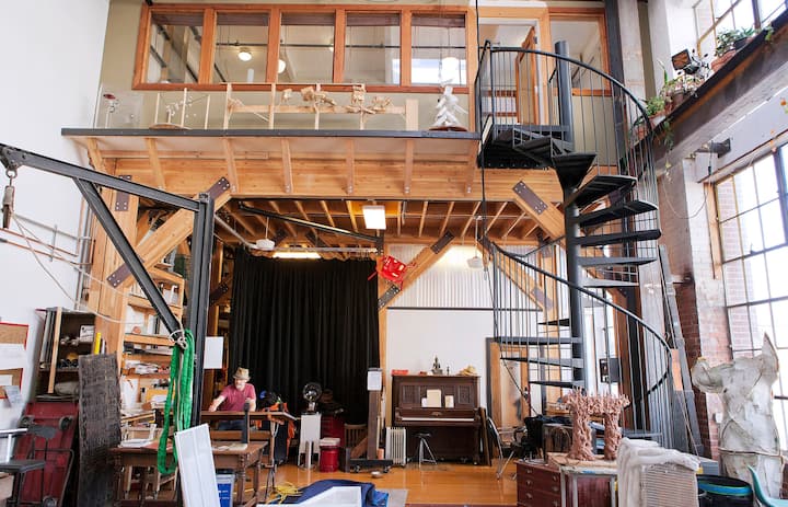 Versatile industrial-chic event space with high ceilings for creative gatherings.