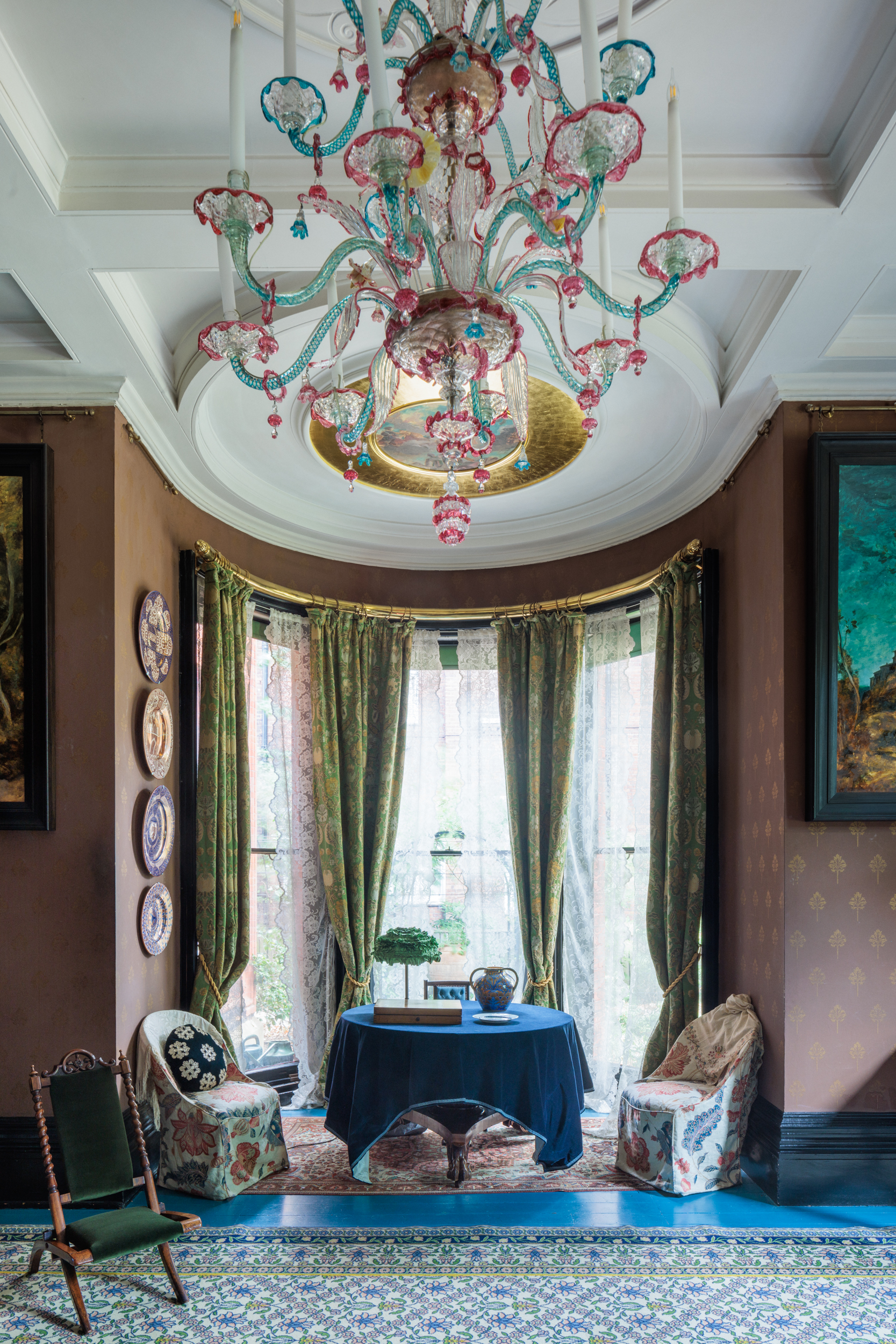 Elegant corporate reception space with chandelier, ideal for meetings and gatherings.