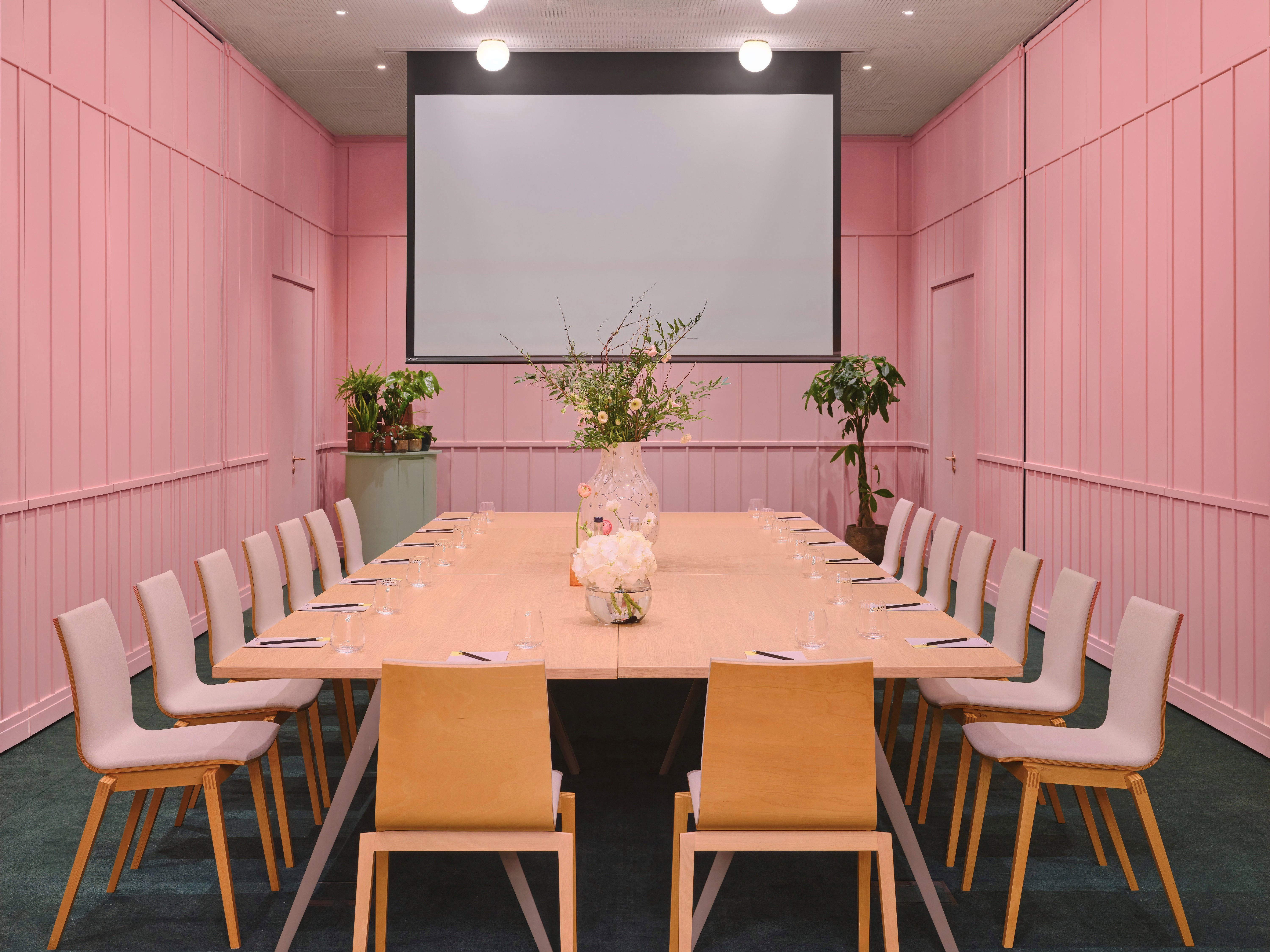 Modern meeting room with elegant table, ideal for conferences and brainstorming sessions.