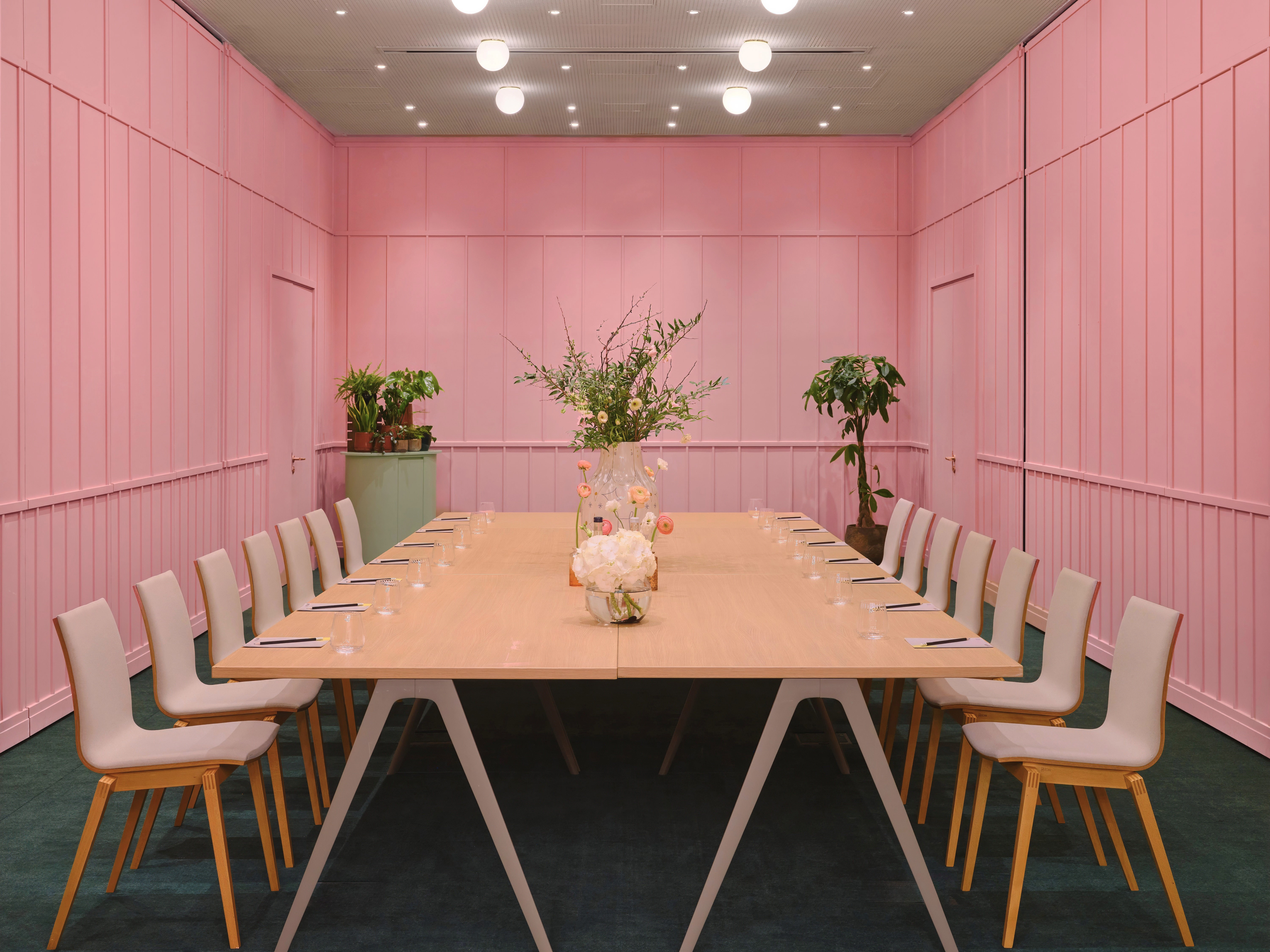 Modern meeting room with wooden table, ideal for creative brainstorming in London.