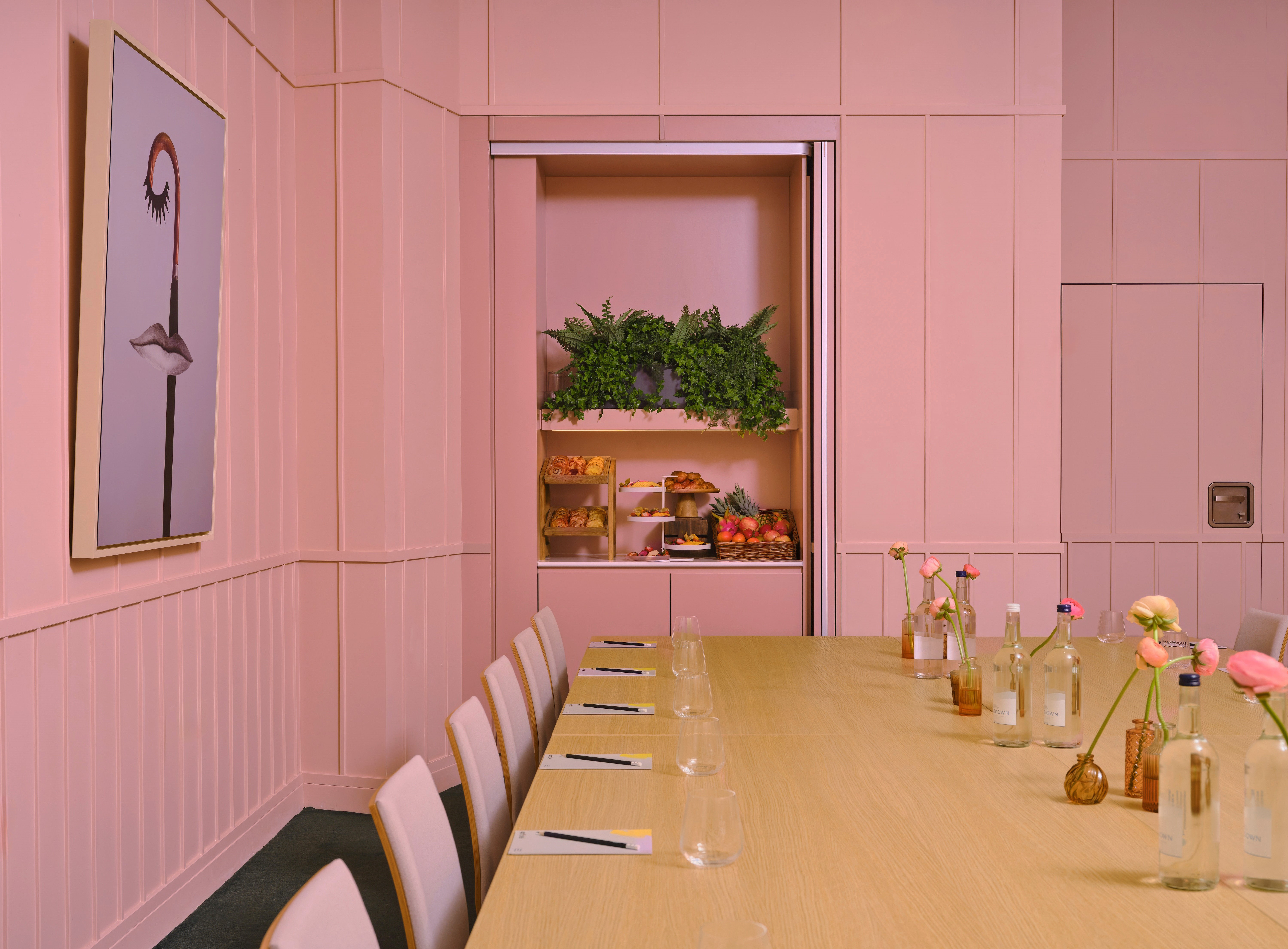 Stylish meeting room with pink tones, perfect for creative workshops and brainstorming.