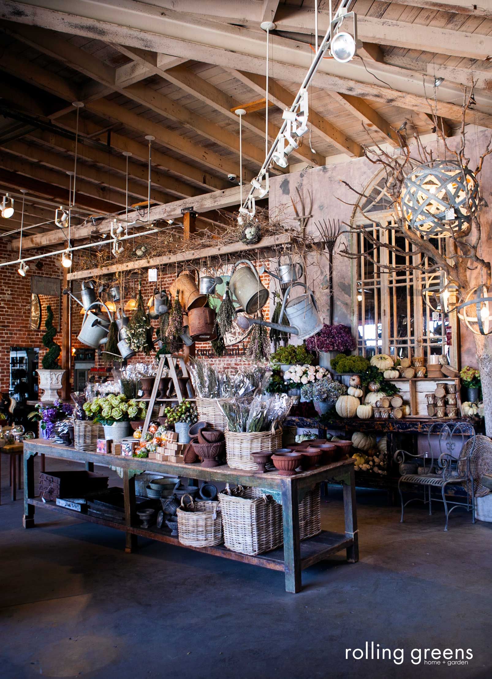 Rustic event space with vintage decor, ideal for intimate gatherings and workshops.