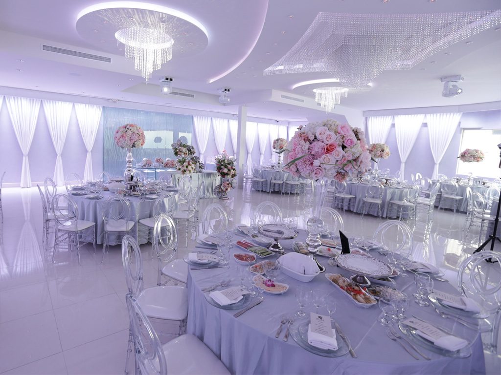 Elegant reception hall with round tables, ideal for weddings and corporate events.