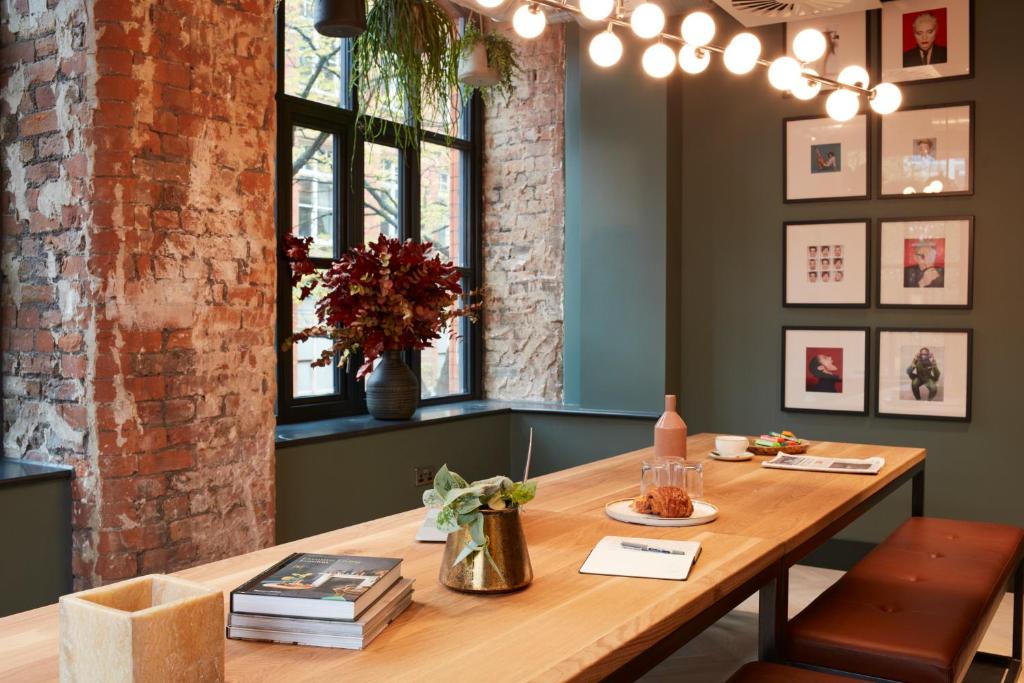 Stylish meeting room with wooden table, ideal for creative brainstorming in Manchester.