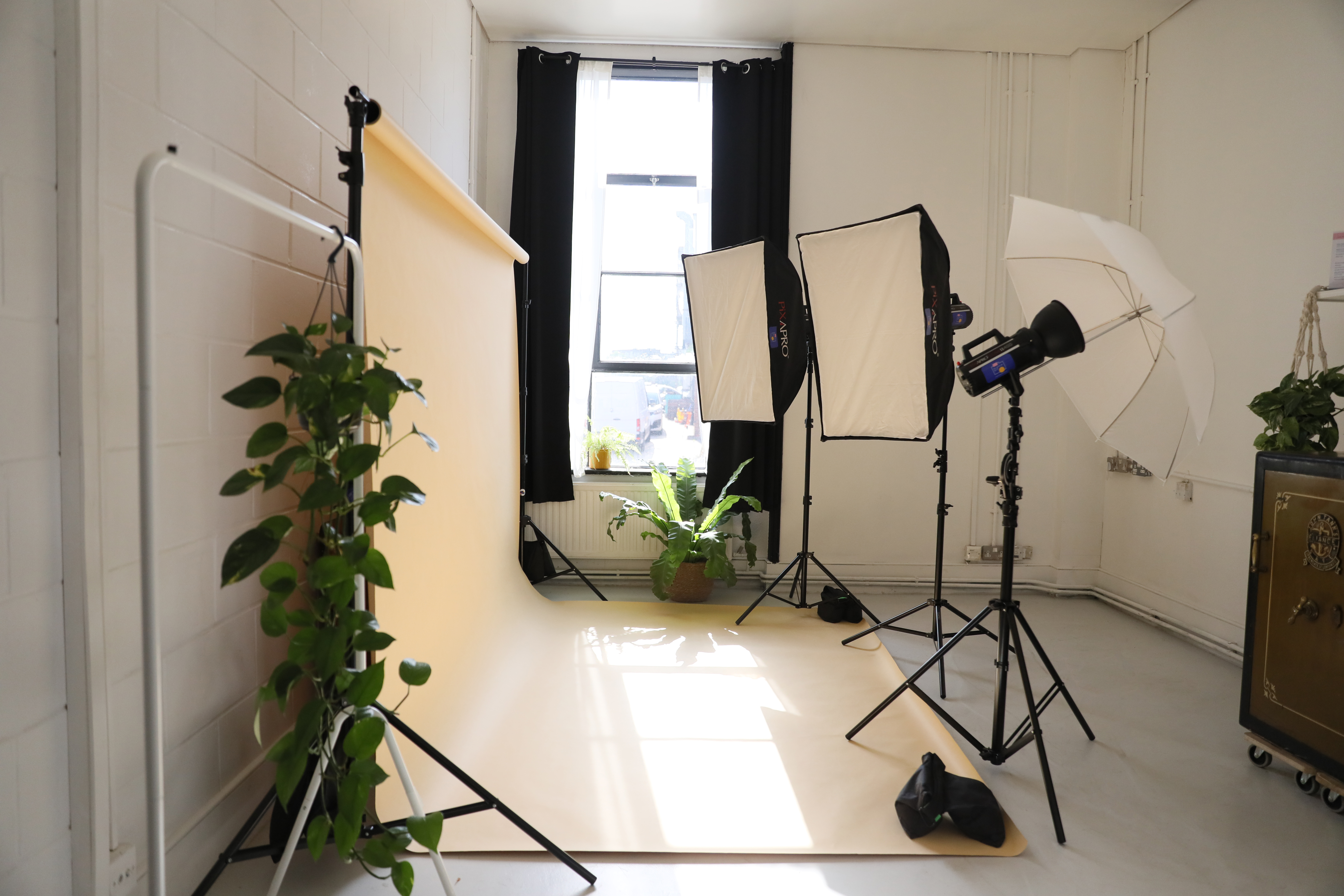 Bijou Room in Klatch Studio: Versatile photography setup for workshops and shoots.