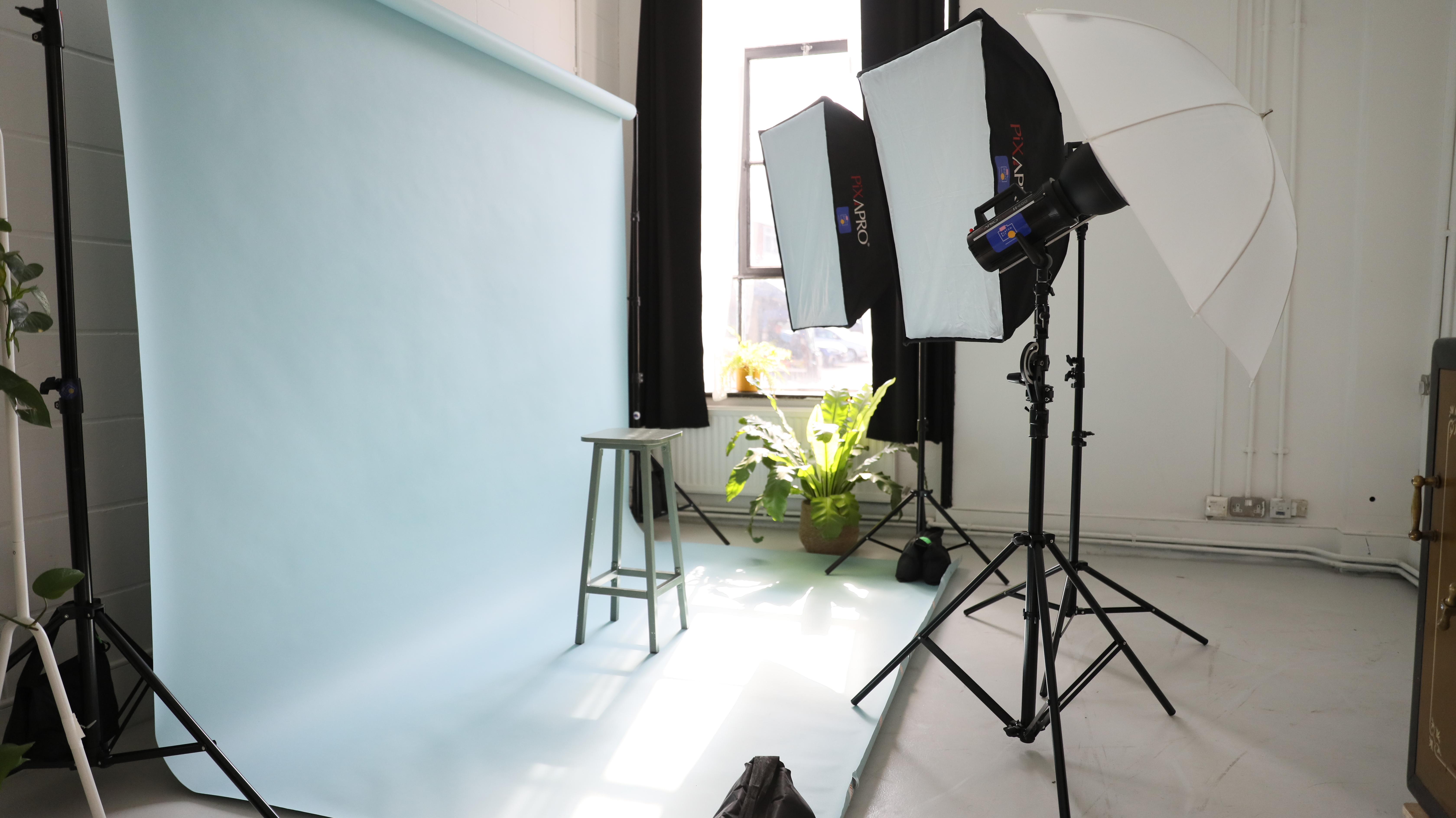 Bijou Room in Klatch Studio: ideal for professional headshots and events with soft lighting.